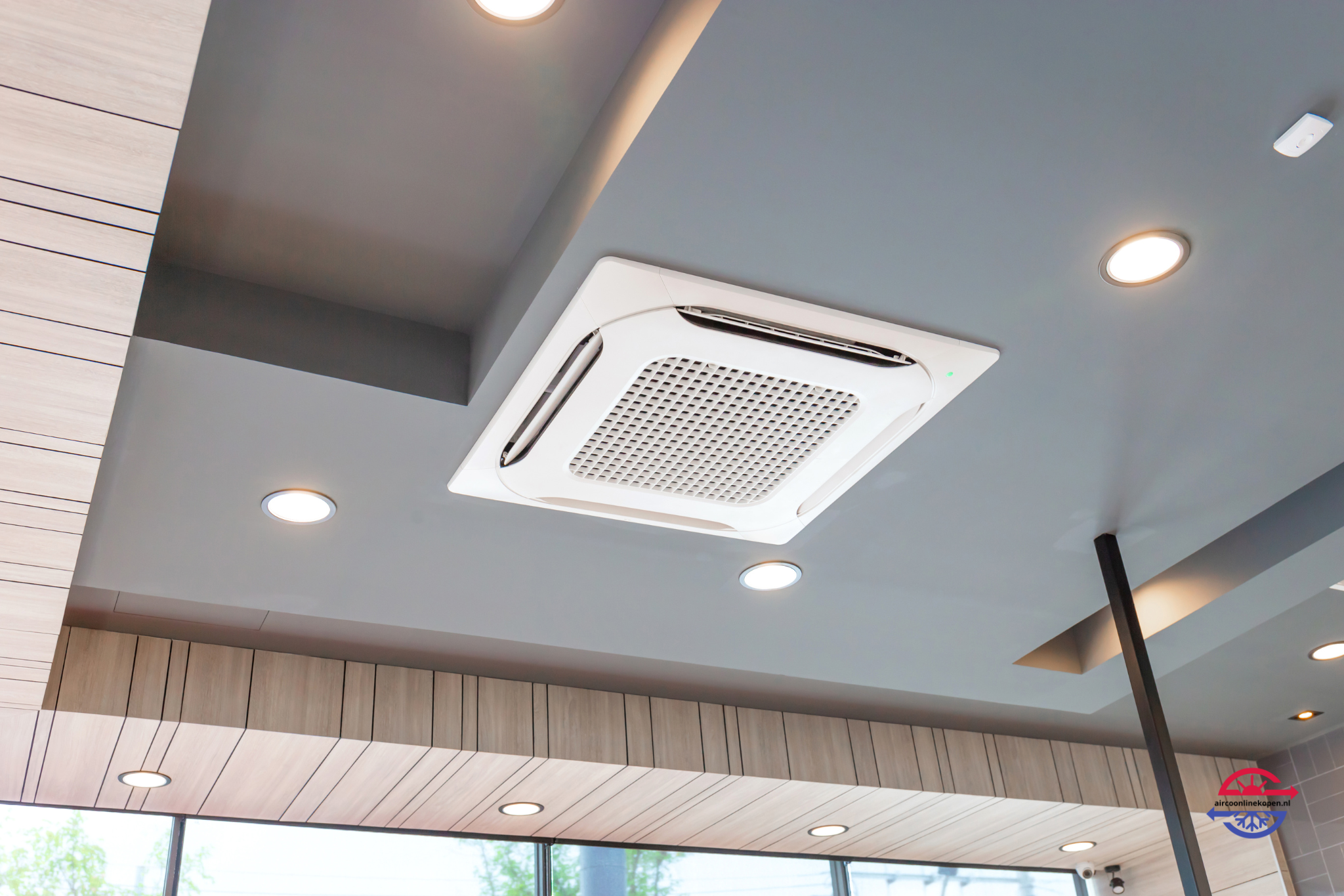 Plafond airco geïntegreerd in systeemplafond met vierzijdige luchtverdeling