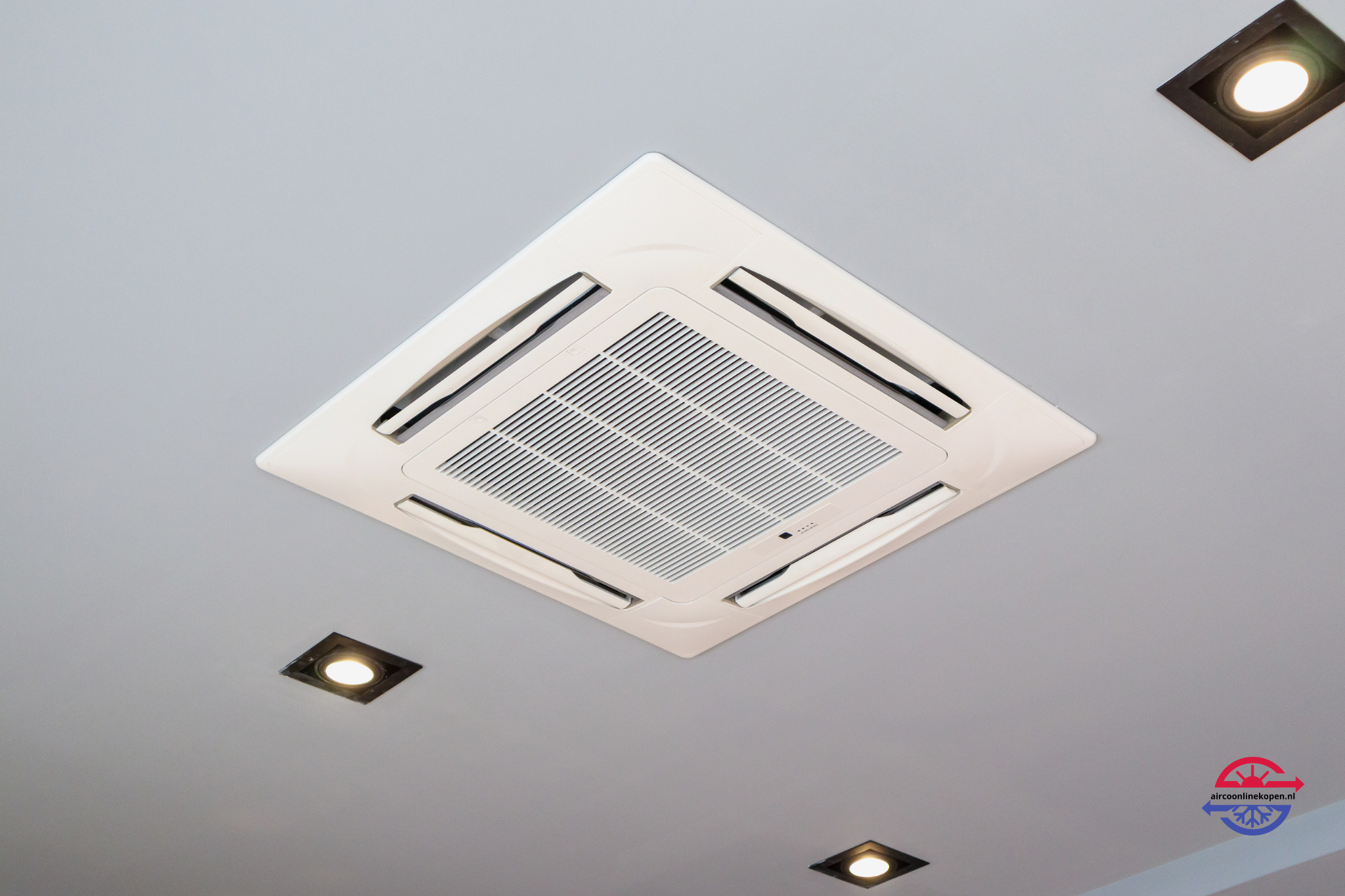 Vierzijdige cassette airco geïntegreerd in wit systeemplafond